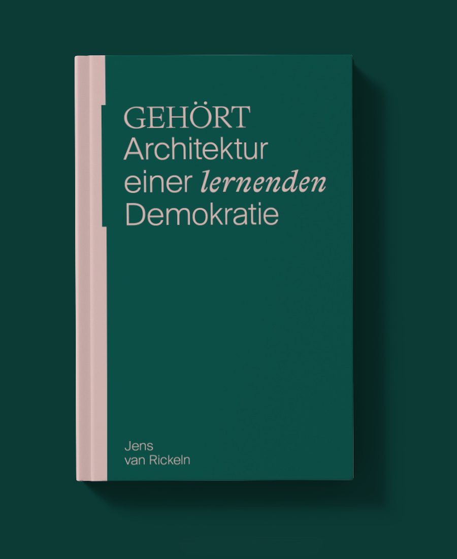 Buchumschlag von GEHÖRT, Architektur einer lernenden Demokratie, von Jens van Rickeln. Dunkelgrünes Hardcover mit altrosa Rücken.